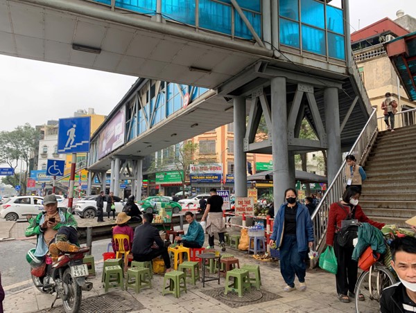 Khu vực cầu đi bộ nội đô: nhếch nhác vì hàng rong
