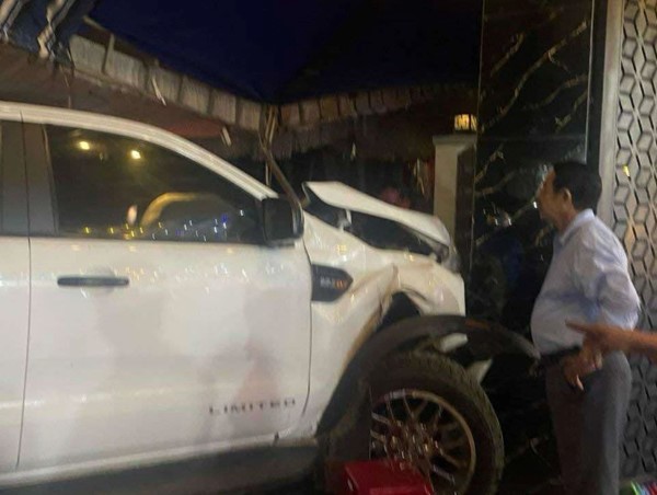 Tài xế có nồng độ cồn đâm vào khu tổ chức tiệc cưới, 3 người thương vong