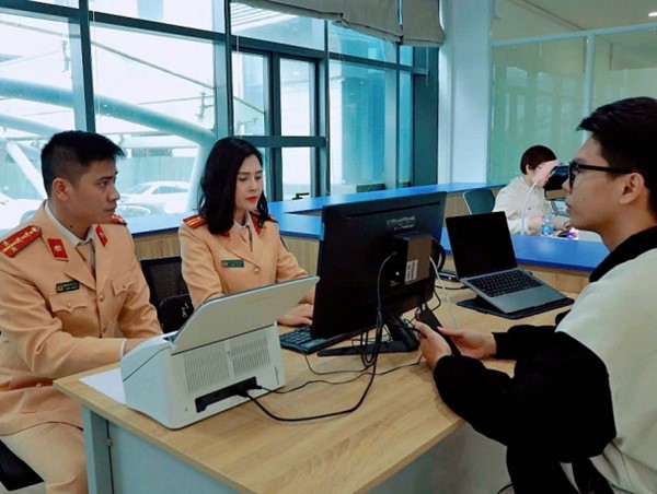 Hà Nội triển khai điểm hướng dẫn cấp, đổi giấy phép lái xe trực tuyến