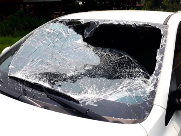 Xác minh thông tin đập phá xe ô tô sau va chạm giao thông