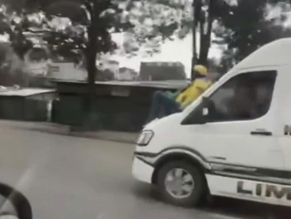 Người đàn ông “bị ép” ngồi trên nắp capo xe ô tô Limousine: hình phạt tài xế phải đối diện?