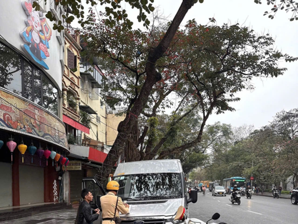 Nhiều giải pháp tuyên truyền, hướng dẫn và xử lý nghiêm xe khách vi phạm trong phố cổ