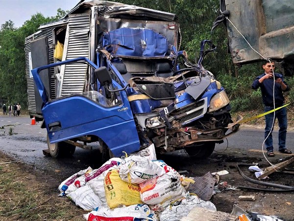 Xe chở đá lạnh tông vào đuôi ô tô tải đang đỗ khiến 2 người tử vong