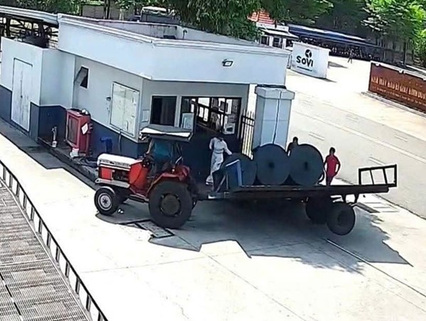 Bảo vệ bị cuộn hàng đè tử vong