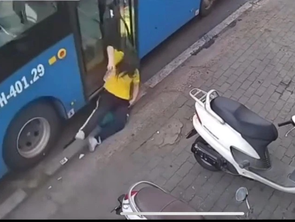 Xe buýt đóng cửa bất cẩn, kéo nữ sinh xuống đường