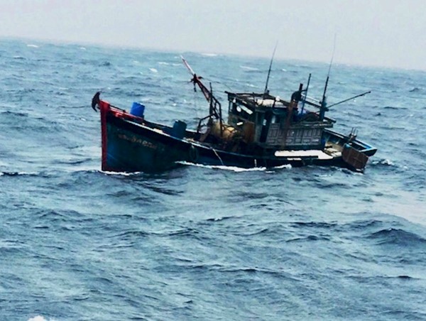 Tập trung tìm kiếm 4 ngư dân mất tích do chìm tàu cá tại Quảng Nam