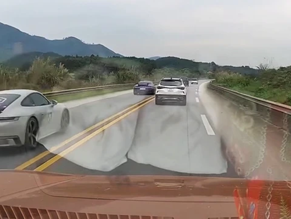 Xác định danh tính nhóm tài xế xe Porsche lấn làn, vượt ẩu trên cao tốc