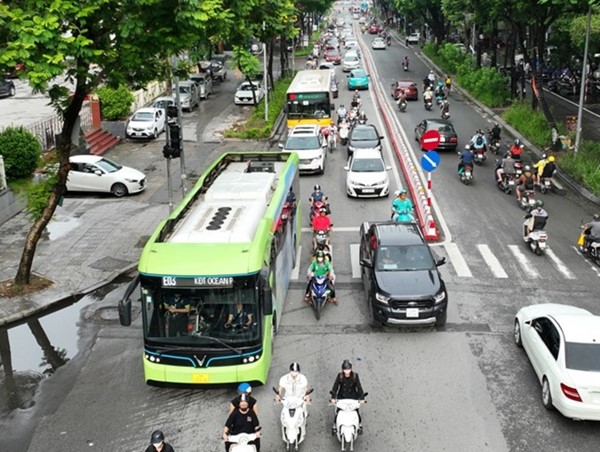 Hà Nội khuyến khích người dân tích cực chuyển đổi sử dụng phương tiện xanh