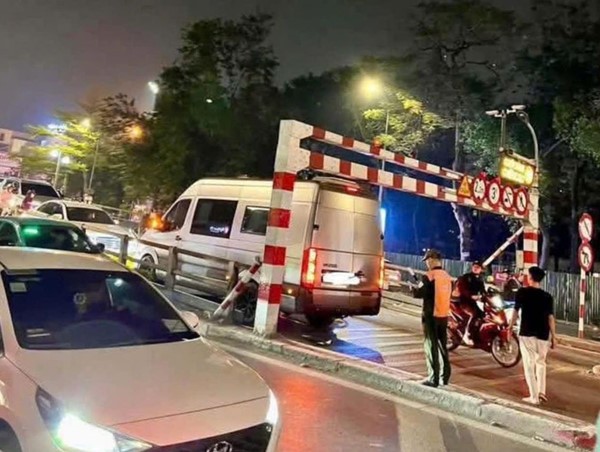 Phạt 5 triệu đồng với tài xế điều khiển xe mắc kẹt tại barie cầu vượt Thái Hà