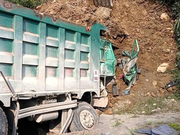 Va chạm với xe tải, tài xế xe ben tử vong thương tâm