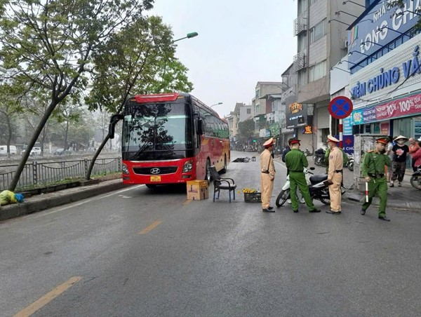 Quận Hoàng Mai: xe khách cán 1 nữ sinh tử vong tại chỗ