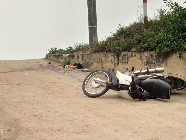 Xe máy lao vào vỉa bê tông, 2 người tử vong