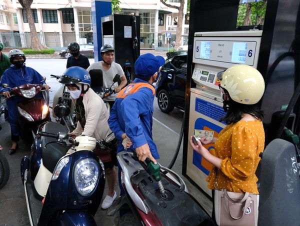 Đề xuất giảm 2% thuế VAT với xăng, dầu: Mũi tên trúng nhiều đích