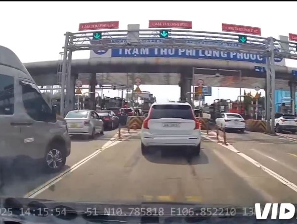 Phạt 5 triệu đồng tài xế xe khách chuyển làn ẩu trên cao tốc