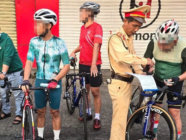 Đi xe đạp vượt đèn đỏ, 5 người bị xử phạt