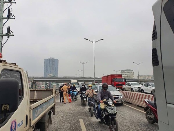 Va chạm với xe Limousine, nữ tài xế xe ôm tử vong trên cầu vượt