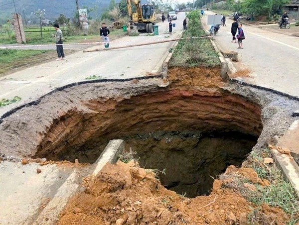 Xuất hiện ''hố tử thần'' trên quốc lộ 3B