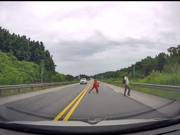 Người đi bộ vi phạm quy tắc giao thông đường bộ sẽ bị xử lý như thế nào?