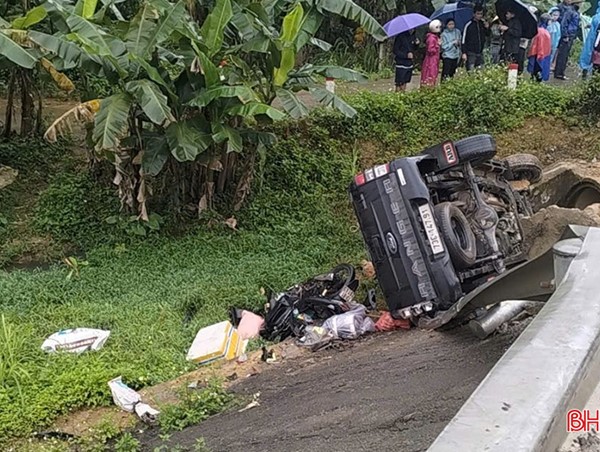 Ô tô và xe máy va chạm trên quốc lộ, 3 người thương vong