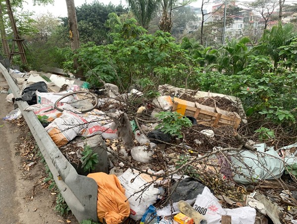 Rác thải rắn bừa bãi trên các tuyến vành đai