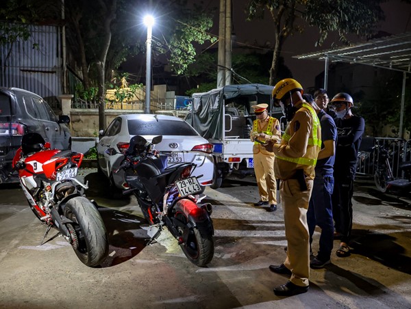 Đội Cảnh sát giao thông số 6 xử lý hàng chục thanh thiếu niên bốc đầu, đánh võng