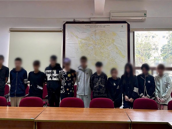 Lực lượng 141 bắt giữ 21 đối tượng mang dao kiếm đi xuyên phố Hà Nội