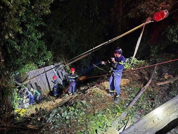 Xe 45 chỗ rơi xuống vực: 35 người được cứu
