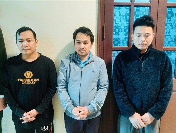 Những cuốc xe taxi không có khách lật tẩy bộ mặt thật của 3 người đàn ông