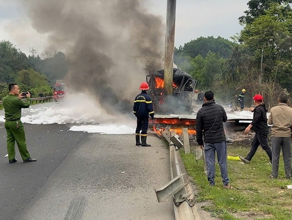 Cháy xe bồn chở xăng trên cao tốc, 1 người tử vong
