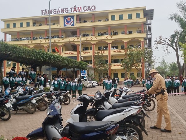 Kiểm tra đột xuất điểm trông giữ xe của học sinh