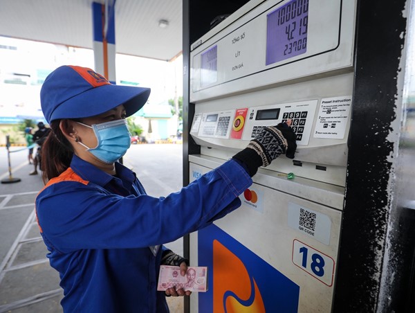 Giá xăng tiếp đà tăng mạnh từ chiều 3/4, RON 95 gần 21.000 đồng/lít