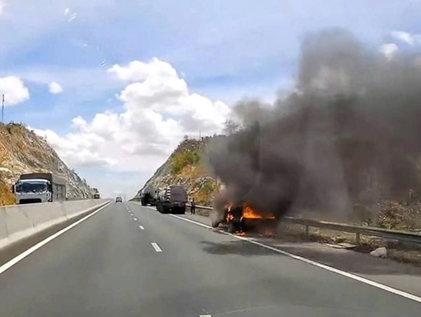 Ô tô bốc cháy trên cao tốc Phan Thiết - Dầu Giây