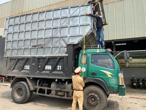 Quảng Ninh: xử lý nghiêm phương tiện chở gỗ dăm cơi nới thành thùng