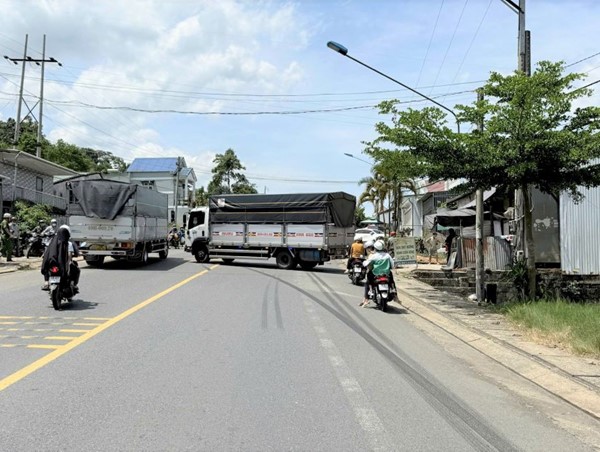 Xe tải va chạm với xe máy, 2 phụ nữ bị thương