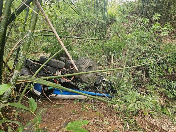 Xe bồn lao xuống mương nước, tài xế tử vong tại chỗ