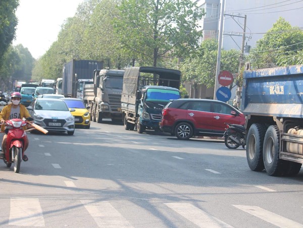 Kẹt xe tại Trạm thu phí BOT 768 và đường Đồng Khởi ngày đầu thu phí