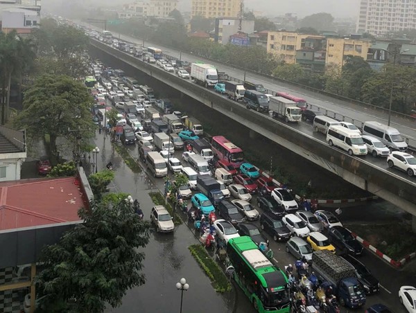 Nhiều tuyến đường Hà Nội ùn ứ ngày cuối tuần