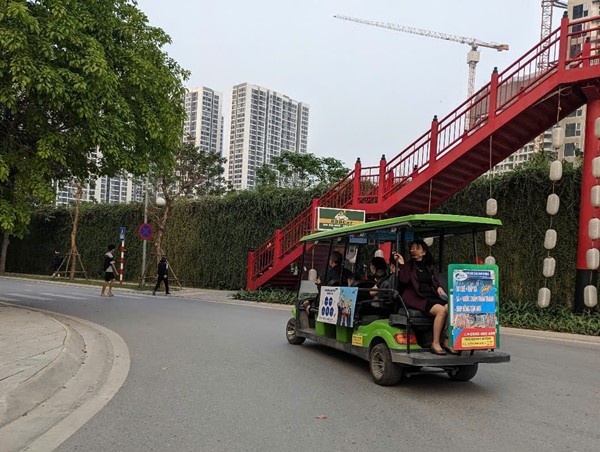 Xe điện “hai không” vô tư qua lại trước cổng ủy ban và công an phường