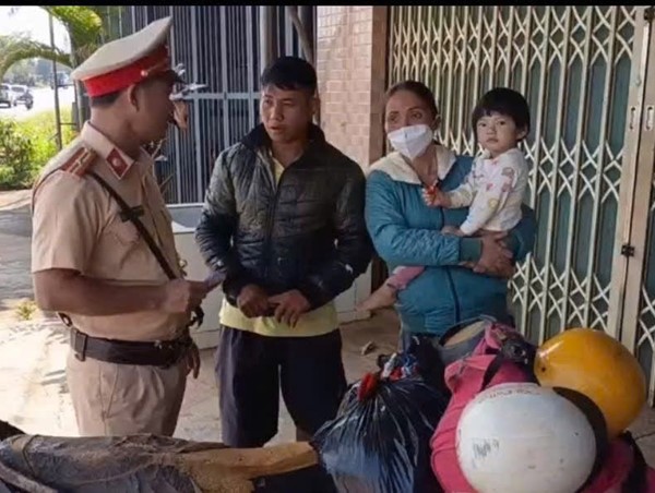 Cảnh sát giao thông Đắk Nông: giúp đỡ 2 vợ chồng trẻ có con bị u não và phổi
