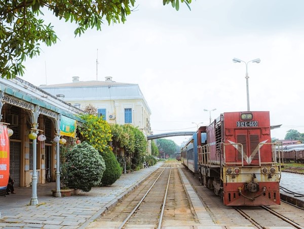 Xử lý nghiêm các trường hợp ném đất, đá, chất bẩn lên các đoàn tàu