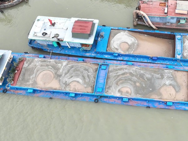 Bắt giữ 2 phương tiện vận chuyển cát lậu