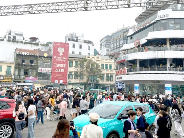 Chụp ảnh trên đường gây cản trở giao thông, có thể bị xử phạt