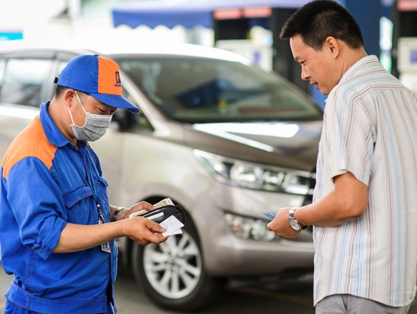 Giá xăng giảm mạnh từ chiều 10/4