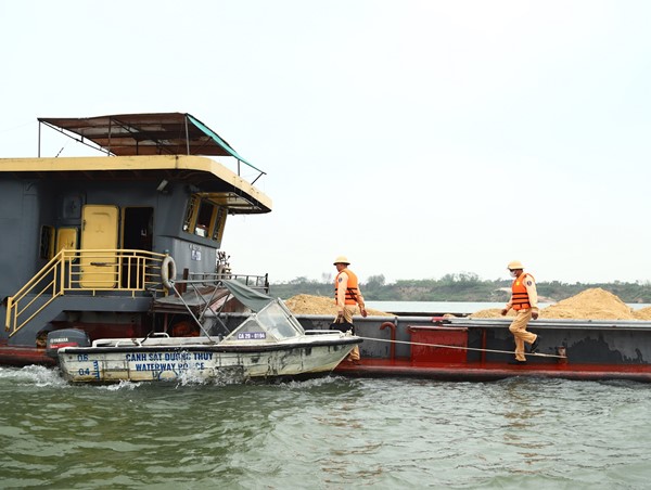 Cảnh sát Hà Nội duy trì đảm bảo an toàn giao thông đường sông