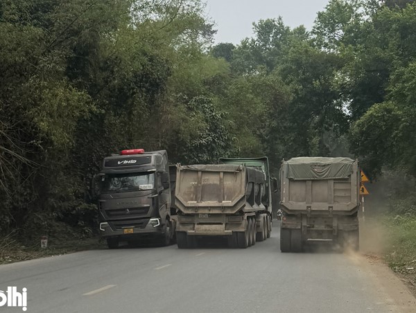 Ba Vì: xe quá khổ, quá tải hoành hành làm khổ dân dọc Tỉnh lộ 414