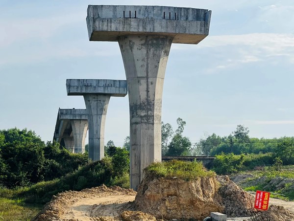 Quảng Nam: công trình dừng thi công, cầu vượt sông nằm "trơ khung"