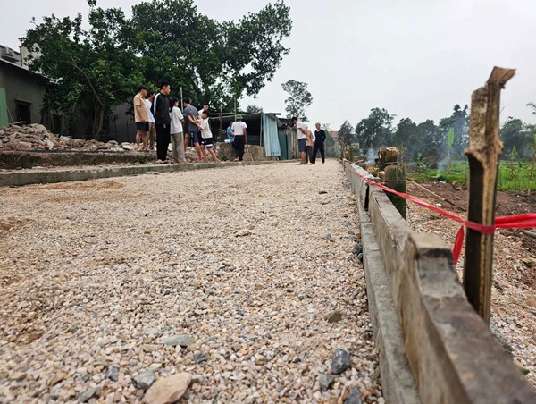 Dừng dự án do nhà thầu dùng trạc thải để thi công đường nông thôn mới