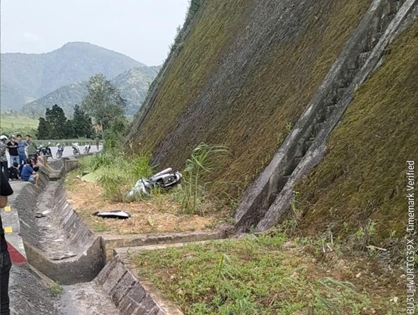 Người đàn ông tử vong cạnh xe máy trên quốc lộ