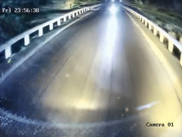 Hai thanh niên uống 1,5 lít rượu rồi lái xe máy tông thẳng vào ô tô khách