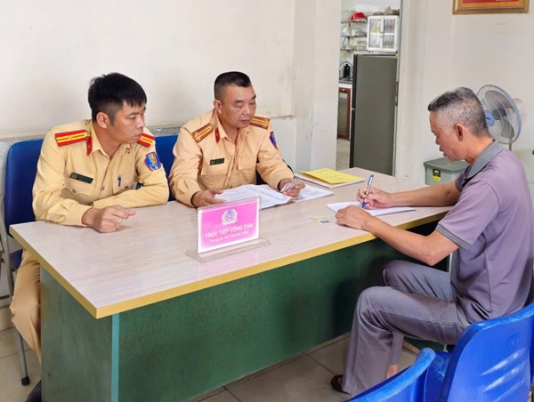 Xử lý tài xế ô tô cố tình vượt đường sắt làm hỏng rào chắn ở Hải Phòng